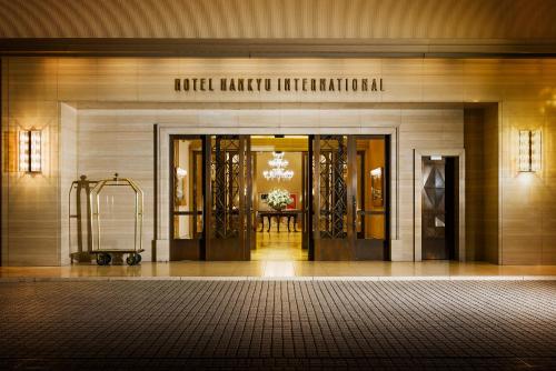 大阪Hotel Hankyu International的一座有Amet harriott国际人士入口的建筑