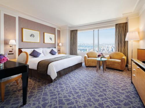 大阪Hotel Hankyu International的酒店客房设有一张床和一个大窗户