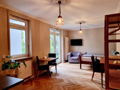 慕尼黑Das Altschwabing - Munich Boutique Hotel的客厅配有床和桌椅