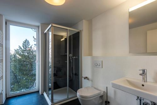 采尔马特Legendär Zermatt的带淋浴、卫生间和盥洗盆的浴室