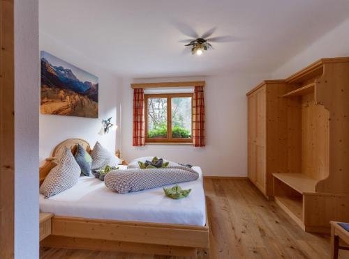 辛特利斯哈斯霍夫泽博斯特酒店的一间卧室设有一张床和一个窗口