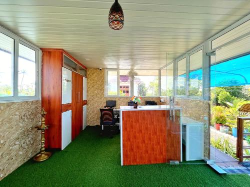 Munroe IslandBell Farms and Resorts的客房设有带绿色地板和窗户的柜台。