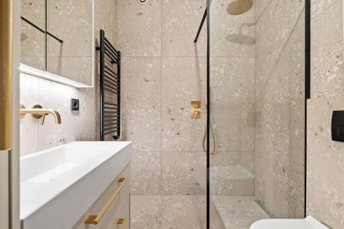 雷克雅未克Brand New Downtown Harbor Apartment的一间带水槽和淋浴的浴室