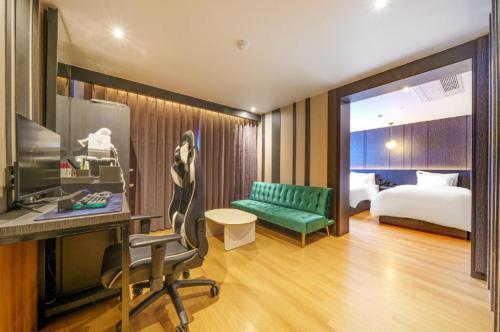 堤川市STAY201的酒店客房配有一张床、一张桌子和一把椅子。