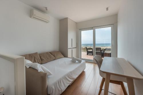 卡斯特尔德费尔斯HHBCN Beach House Castelldefels #3的白色的客厅配有沙发和桌子