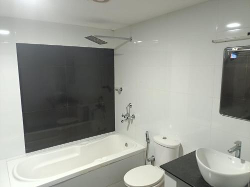 阿勒皮Rain Homestay的带浴缸、卫生间和盥洗盆的浴室
