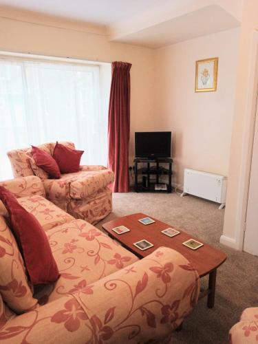 昂肯Glen Dhoo Country Cottages - The Apartment的客厅配有沙发和桌子