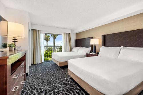埃尔塞贡多Embassy Suites by Hilton Los Angeles International Airport South的酒店客房设有两张床和一个阳台。