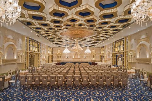 乌代浦乌代布尔宫殿丽笙度假村酒店的一个带椅子和吊灯的大型宴会厅