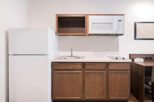 萨凡纳WoodSpring Suites Savannah Pooler的厨房配有白色冰箱和水槽