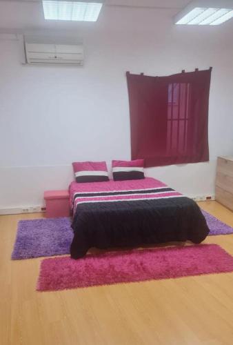 莱里亚Centro Leiria的一间卧室配有一张床和紫色地毯