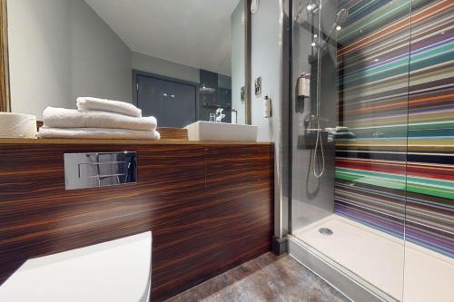 斯旺西斯旺西乡村酒店的带淋浴和盥洗盆的浴室