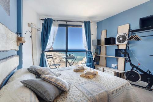 阿布里斯Los Abrigos oceano al alba wifi的一间卧室设有一张床,享有海景