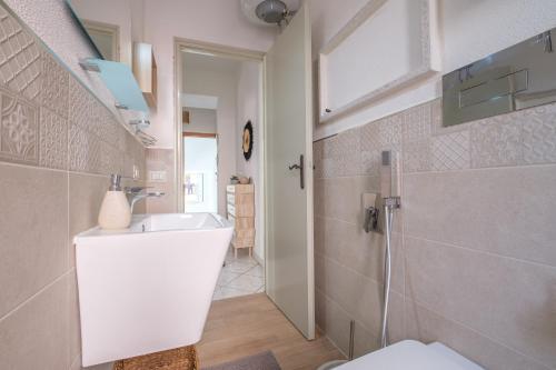 奥利韦里La Marchese home的浴室配有白色水槽和卫生间。