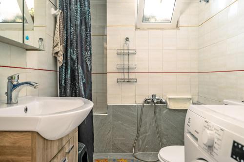 GastoúniNice central family apartment的一间带水槽和淋浴的浴室