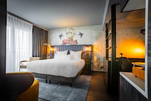 汉堡NYX Hotel Hamburg by Leonardo Hotels的酒店客房设有一张大床和一张沙发。