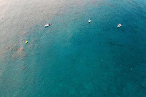 吉奥塔略Labranda Kiotari Miraluna Resort的水面上船只的景象