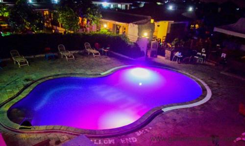 阿西里弗Galaxy Resort Kitengela的一座带紫色灯光的大型游泳池
