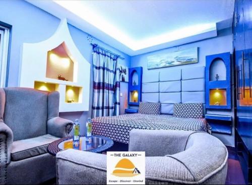 阿西里弗Galaxy Resort Kitengela的酒店客房配有床、沙发和桌子。