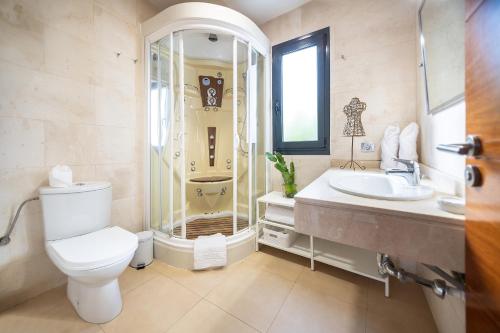 特吉塞Villa LanzaCosta Golf的浴室配有卫生间、盥洗盆和淋浴。