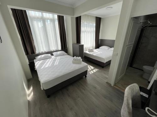 埃迪尔内Maritsa Hotel的酒店客房带两张床和一间浴室