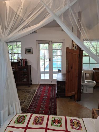 斯坦福Rhus Cottage.的一间卧室设有一张床和一间浴室。
