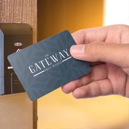 邓多克The Gateway Hotel的手持一张卡片,上面写着挑战者的方式
