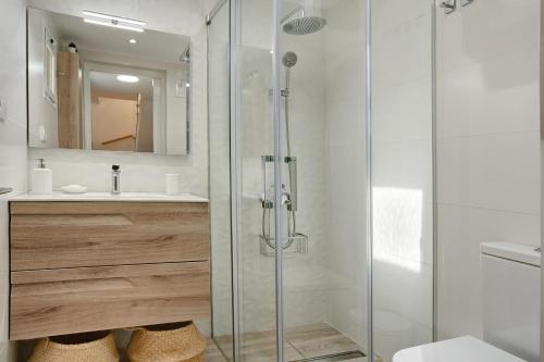 马斯帕洛马斯Bungalow Sonemar Sunshine的一间带玻璃淋浴和水槽的浴室