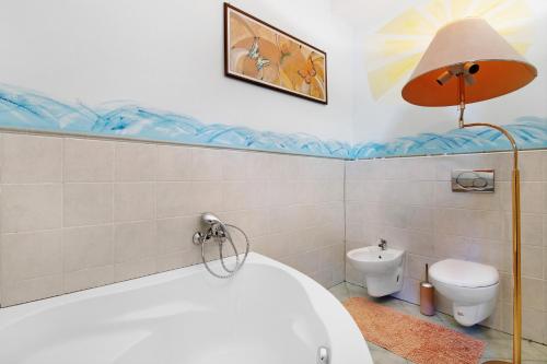 DorioCasa Leonardo的带浴缸和卫生间的浴室。