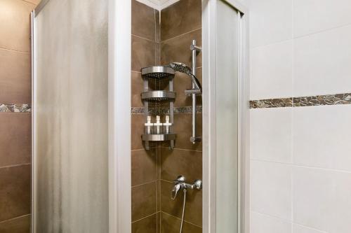 塔科龙特Mar y Sol 423的淋浴、浴帘和淋浴头