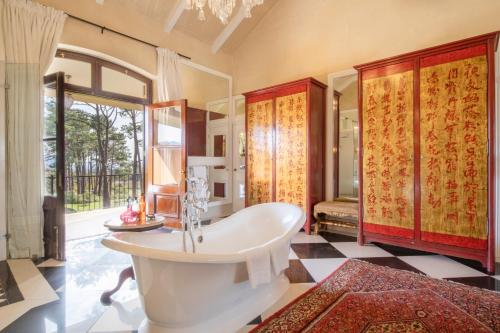 弗朗斯胡克住宿旅馆的带浴缸的浴室和大窗户
