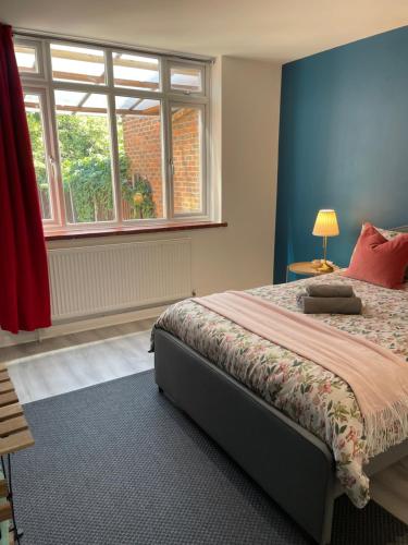伦敦Willesden Green ROOMS的一间卧室设有一张大床和一个窗户。
