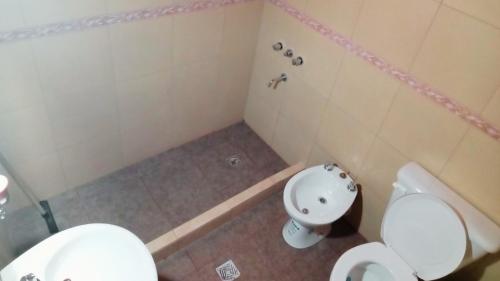 乌玛瓦卡Paso del Campo Estrellado的一间带卫生间和水槽的浴室