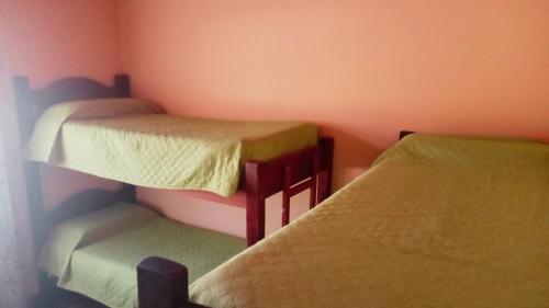 乌玛瓦卡Paso del Campo Estrellado的一间客房内配有两张双层床的房间