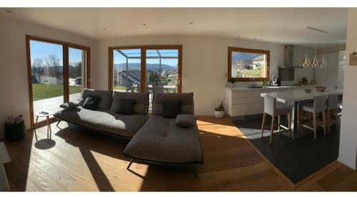 Epagny Metz-TessyBelle maison avec jardin et vue montagne的带沙发的客厅和厨房