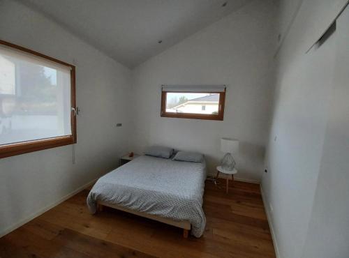 Epagny Metz-TessyBelle maison avec jardin et vue montagne的一间小卧室,配有床和窗户