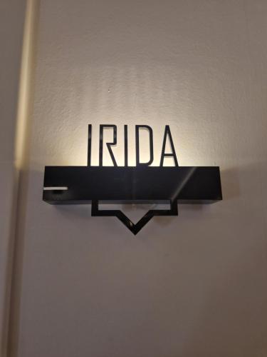罗德镇Jensen Luxury Suites的挂在墙上的印地亚语标志
