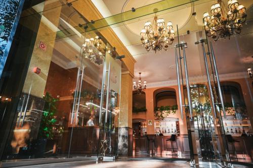 敖德萨亚历山德斯基酒店的建筑的大堂,有吊灯