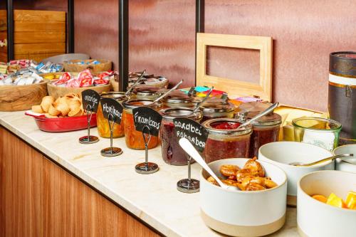 尼乌波特Dune Hotel Nieuwpoort的装有一罐食品和其他食品的台面