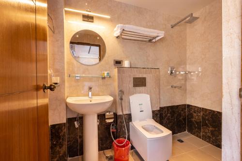加德满都Ananta Home的一间带水槽、卫生间和镜子的浴室