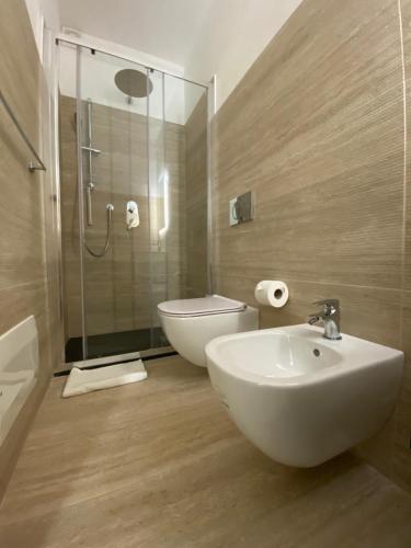 阿尔盖罗Maris Suite - Appartamento con vasca idromassaggio的一间带水槽、卫生间和淋浴的浴室