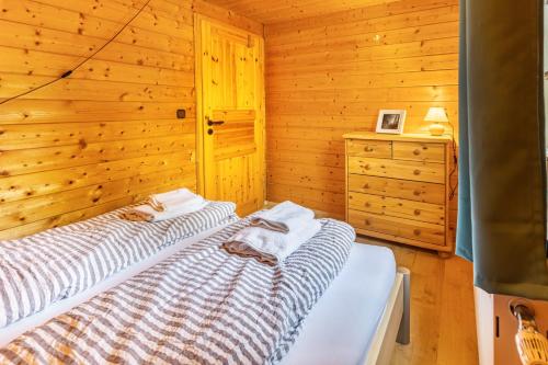 UnterkirnachSommerberg的小木屋内一间卧室,配有一张床