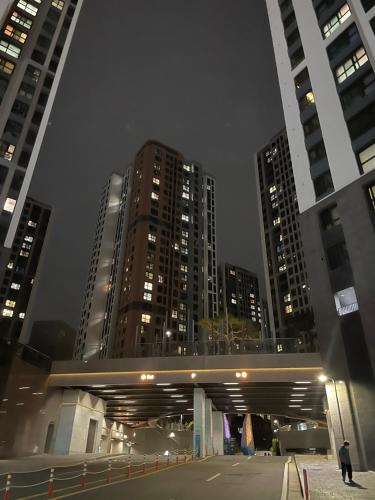 安阳市Omar's korean Guest house的一群高大的建筑在晚上在城市里