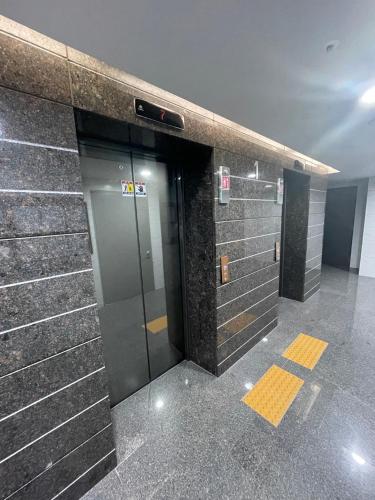 安阳市Omar's korean Guest house的大楼内带电梯的走廊