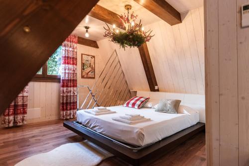 IsolaDOLF - Villa Ombrosa的阁楼卧室配有床