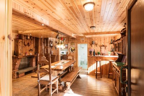IsolaDOLF - Villa Ombrosa的木房间设有桌子和壁炉