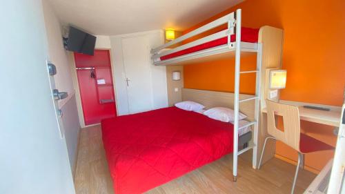 坎佩尔坎佩尔普瑞米尔经典酒店的小房间设有双层床和书桌