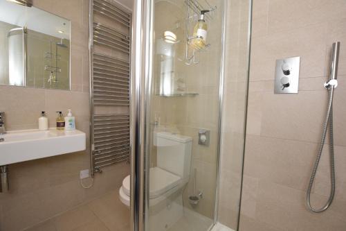 格拉斯米尔The Grasmere Hotel的带淋浴、卫生间和盥洗盆的浴室