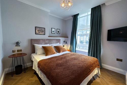 伦敦THE KNIGHT OF NOTTINGHILL的一间卧室设有一张床和一个窗口