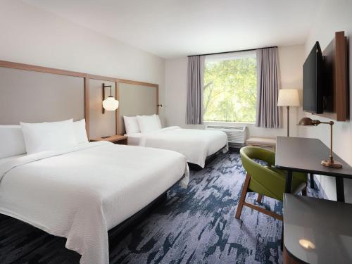 塔马拉克Fairfield Inn & Suites by Marriott Fort Lauderdale Northwest的一间酒店客房,设有两张床和电视